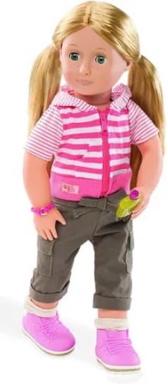 صورة دمية شانون من مجموعة "Our Generation"، تأتي في صندوقها الخاص مع ملابس إضافية وإكسسوارات للتخييم، وتتميز بشعر أشقر طويل وعينين زرقاوين، وترتدي ملابس مناسبة للمغامرات.